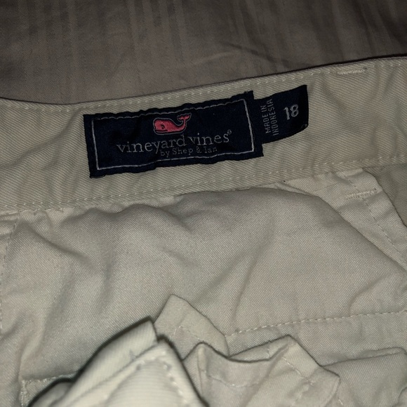 Vineyard vines khaki shorts - Picture 2 of 3